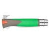 Una vista detallada del mango del Cuchillo Opinel N°12 Explore revela su empuñadura ergonómica de color verde y su fijación de metal. El mango cuenta con un seguro de color naranja y un diseño texturizado, acompañado de un gancho de metal en el extremo, lo que enfatiza su funcionalidad robusta y versátil.