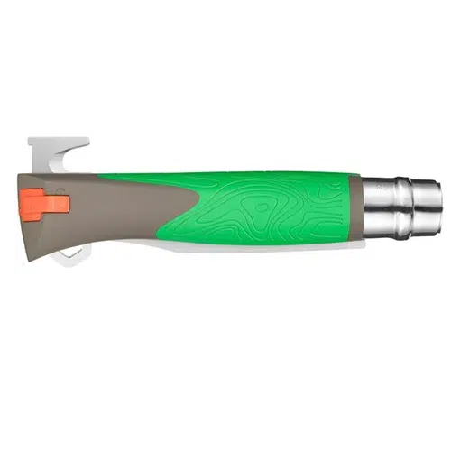 Una vista detallada del mango del Cuchillo Opinel N°12 Explore revela su empuñadura ergonómica de color verde y su fijación de metal. El mango cuenta con un seguro de color naranja y un diseño texturizado, acompañado de un gancho de metal en el extremo, lo que enfatiza su funcionalidad robusta y versátil.