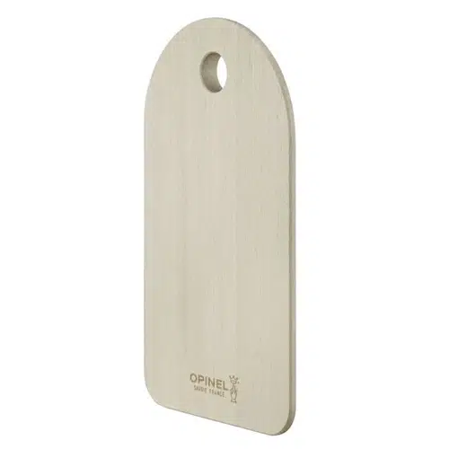 La Tabla de Cortar Opinel Madera de Haya, elaborada con un acabado claro, presenta una parte superior redondeada y un práctico orificio cerca del borde para colgarla. El nombre de la marca "Opinel" está elegantemente grabado cerca de la parte inferior, lo que la hace perfecta para las necesidades de su cocina.