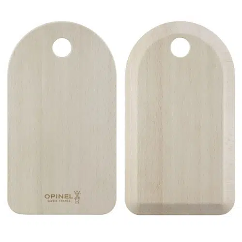 Dos tablas de cortar Opinel de madera de Haya de color claro con tapas redondeadas y agujeros circulares para colgar. Ambas tablas están hechas de madera de Haya y una muestra la marca "Opinel" junto con "Savoie France" y un pequeño emblema cerca del borde inferior, lo que las convierte en tablas de cortar perfectas para cualquier cocina.