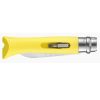 El cuchillo Opinel N°9 Multiusos viene con un mango de color amarillo vibrante que deja al descubierto parcialmente su hoja de acero inoxidable. El mango también incorpora ingeniosamente una sección recortada para colocar una punta de destornillador, lo que contribuye a su diseño funcional.