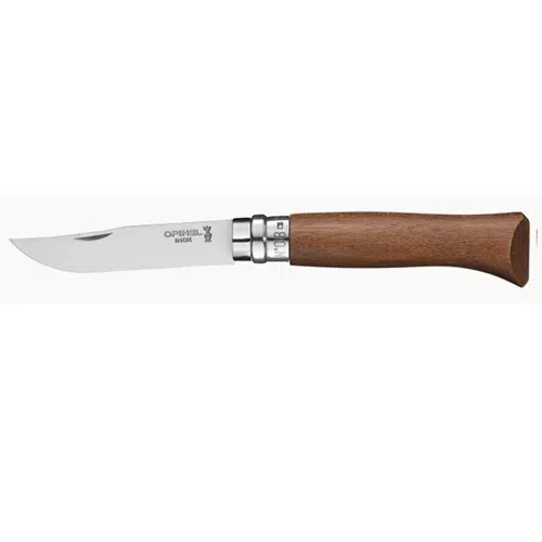 Cuchillo Opinel N°8 Mango de Nogal con una elegante hoja de acero inoxidable y un mango de nogal pulido. El mango incorpora un anillo de metal para un cierre de seguridad, mientras que la hoja presenta una curva suave y un borde afilado, adornado con un pequeño logotipo y texto grabado cerca de la bisagra.