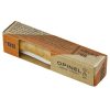 El Cuchillo Opinel N°8 Mango de Olivo se presenta en una pequeña caja que muestra su mango de madera a través de un recorte. El embalaje marrón está adornado con un texto negro que dice "OPINEL SAVOIE FRANCE" y "olivier #08".