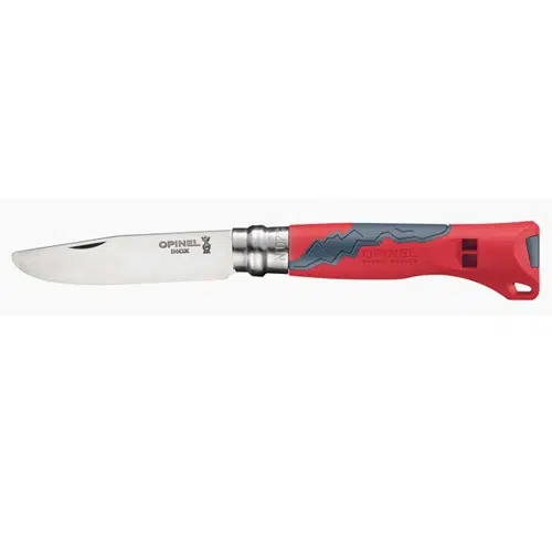 El Cuchillo Opinel N°7 Outdoor para Niños es un cuchillo plegable con mango rojo que presenta una hoja de acero parcialmente dentada grabada con el logotipo de Opinel y la palabra "France". El mango, diseñado para jóvenes aventureros, muestra una ilustración gris de montañas. Ideal para exploradores en ciernes.