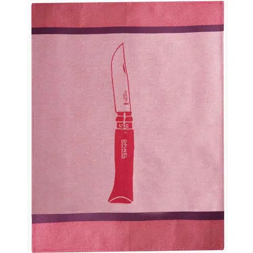 El Paño de Cocina Opinel "Le Couteau" es un paño de cocina rectangular de color rosa, que presenta una ilustración de una navaja de bolsillo roja en el centro y un borde de color rosa intenso en los bordes superior e inferior.
