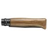 La navaja de bolsillo Navaja Opinel N°8 Roble Black está diseñada con un elegante mango de madera y una robusta bisagra de metal negro, que ofrece una elegante vista lateral cuando su hoja está cerrada de forma segura.