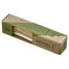 El cuchillo plegable Opinel N°8 Mango de Roble, que se presenta en una caja, tiene un mango de madera de roble. El empaque presenta un diseño verde y marrón con el logotipo de Opinel y un texto que declara con orgullo que está fabricado en Saboya, Francia.