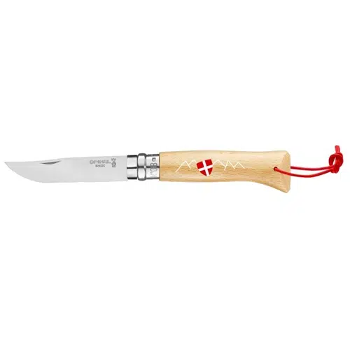 El Cuchillo Opinel N°8 Emblema de Saboya es un cuchillo plegable con mango de madera, adornado con un cordón rojo y adornado con un diseño de un escudo rojo y blanco y montañas blancas. Su hoja plateada, grabada con "Opinel No. 8", resalta la artesanía y el significado cultural de esta distinguida herramienta.