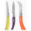 Explora el Set Caja Opinel para Jardín, que incluye tres coloridos cuchillos de jardinería: un cuchillo amarillo con hoja dentada, un cuchillo morado con hoja recta y un cuchillo naranja con hoja curva. Cada herramienta está adornada con el icónico logo de Opinel en su mango.
