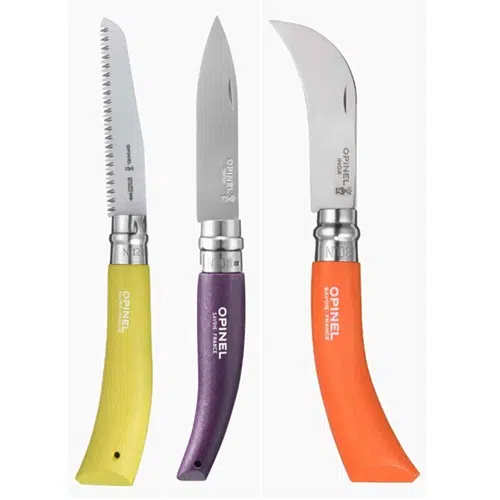 Explora el Set Caja Opinel para Jardín, que incluye tres coloridos cuchillos de jardinería: un cuchillo amarillo con hoja dentada, un cuchillo morado con hoja recta y un cuchillo naranja con hoja curva. Cada herramienta está adornada con el icónico logo de Opinel en su mango.