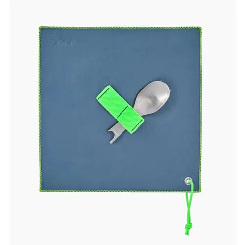 Este mantel cuadrado azul con borde verde presenta un tenedor plateado y una correa verde en el centro, lo que lo convierte en el complemento ideal para el Set Opinel para Picnic de 3 piezas. Incluye un práctico lazo y una cuerda en una esquina para transportarlo o colgarlo fácilmente.