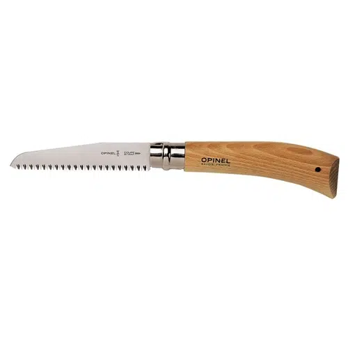 Presentamos la sierra Opinel N°12: una sierra de mano plegable con mango de madera curvado, que lleva la marca "Opinel" y un pequeño logotipo. La hoja de acero dentada, diseñada con dientes afilados y espaciados uniformemente para cortar madera, se bloquea de forma segura en su lugar.