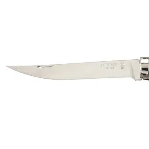 Imagen en primer plano de una brillante hoja de acero inoxidable de Cuchillo Opinel N°10 con lomo recto y filo ligeramente curvado. La hoja presenta un logotipo y un texto grabados cerca del mango sobre un fondo blanco liso.