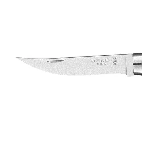 Imagen en primer plano de una navaja plegable Opinel de acero inoxidable, con la palabra "INOX" grabada y el logotipo de Opinel cerca del mango. El diseño Slim Mango presenta una hoja afilada y ligeramente curvada para un corte de precisión.