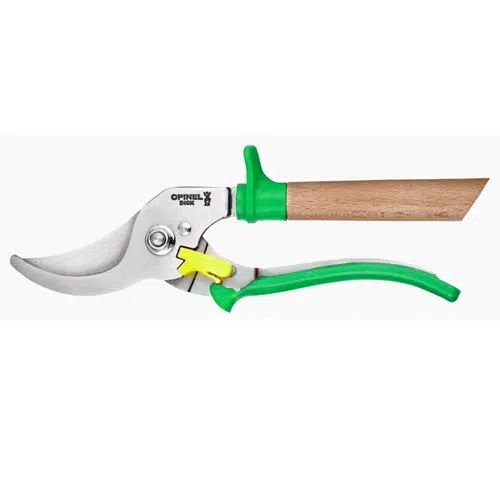 Las tijeras de podar Opinel para Poda tienen una hoja plateada y un mango de diseño exclusivo, con una parte superior de madera y una empuñadura verde en la parte inferior. Además, tienen un mecanismo de bloqueo amarillo para mayor seguridad. Se presentan sobre un fondo blanco liso.