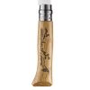 El Cuchillo Opinel N°8 con Grabado de Liebres cuenta con un mango de madera con intrincados grabados con escenas al aire libre, como una canoa, montañas, árboles y un excursionista. Un elegante collar de metal con el sello "N°08" completa esta notable pieza.
