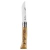 Un cuchillo Opinel N°8 con grabado de Liebres, que presenta una hoja plateada y un mango de madera. El mango presenta diseños grabados con "08" cerca de la bisagra, mientras que la hoja brillante está parcialmente abierta.