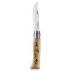 El Cuchillo Opinel N°8 con Grabado de Perros es un cuchillo plegable con hoja plateada y mango de madera. Las siluetas grabadas de perros adornan su empuñadura, mientras que la hoja abierta muestra un diseño curvo y un collar de metal, lo que refleja la artesanía.