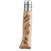 El Cuchillo Opinel N°8 con Grabado de Ski cuenta con un mango de madera con un intrincado grabado de un paisaje montañoso con un río serpenteante, árboles y un esquiador. La sección de metal del cuchillo muestra parte del número "08".