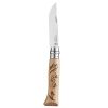 El Cuchillo Opinel N°8 con Grabado de Ski cuenta con un mango de madera con intrincados grabados con motivos de montaña y naturaleza. Su hoja curva de acero inoxidable ofrece durabilidad y precisión.