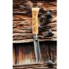 El cuchillo Opinel N°8 con grabado de Ski, que luce una elegante hoja de metal parcialmente abierta y un mango de madera grabado con diseños de pájaros, reposa sobre una superficie de madera rústica. La textura de la madera y los remaches de metal oscuro le suman el encanto distintivo de este cuchillo elaborado de manera exquisita.