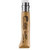 Cuchillo Opinel N°8 con Grabado de Truchas, con mango de madera y hoja de acero inoxidable, presenta imágenes grabadas de un oso y un paisaje montañoso. El número "08" se destaca elegantemente en la parte superior de la hoja, lo que realza su atractivo.