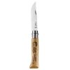 El Cuchillo Opinel N°8 con Grabado de Truchas es un cuchillo plegable que cuenta con una hoja de acero inoxidable combinada con un mango de madera. El mango está adornado con grabados detallados de vida silvestre y escenas naturales, incluidas truchas, que le otorgan un encanto rústico. Cuando se abre parcialmente, la superficie de metal brillante de la hoja se hace visible.