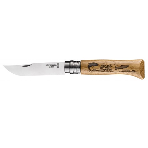 El Cuchillo Opinel N°8 con Grabado de Truchas es una navaja plegable de bolsillo que cuenta con una hoja de acero inoxidable brillante y un mango de madera natural grabado con siluetas de animales. Está etiquetado con "OPINEL" e "INOX", lo que ofrece un diseño simple y elegante.