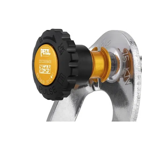 Primer plano de un anclaje Petzl Pulse, conocido como Anclaje Amovible Petzl Pulse 8mm, que muestra un pomo negro con forma de engranaje y una etiqueta central amarilla adherida a un componente de metal plateado de 8 mm. La etiqueta contiene texto y clasificaciones de seguridad inscritas, incluida una marca de "15 kN".