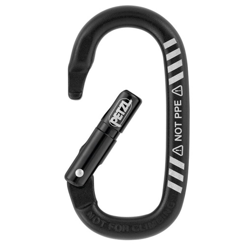 El Mosquetón Auxiliar Petzl Mino es un elegante mosquetón negro de líneas angulosas y forma de gancho. Presenta unas marcas en el lateral junto con las inscripciones “NOT FOR CLIMBING” y “NOT PPE”, destacando sus particulares instrucciones de uso.