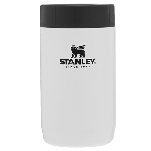 El termo Stanley Adventure de 414 ml, ideal para comidas para llevar, presenta una elegante tapa negra y el famoso logotipo de un león coronado. Debajo se lee "Desde 1913", elegantemente grabado sobre su suave superficie blanca. Esta joya de 414 ml combina tradición e innovación a la perfección.