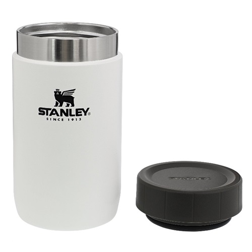 La botella con aislamiento Stanley Adventure de 414 ml de Termo Comida en color blanco se exhibe junto a su tapa negra extraíble. La botella presenta de manera destacada el logotipo de Stanley y la frase "Since 1913" en negro, lo que garantiza que sus bebidas se mantengan a la temperatura perfecta. La tapa está convenientemente ubicada a su lado.
