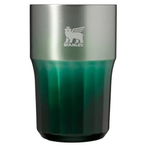 El Vaso Stanley The Golden Hour Prismatic de 408 ml es un vaso de pinta con degradado de color verde y plateado metálico, boca ancha y fondo cónico. Cerca de la parte superior, el vaso presenta el logotipo de Stanley, que incluye un león alado y el nombre de la marca "Stanley" grabado. Este modelo combina estilo y funcionalidad a la perfección.