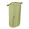 Una bolsa seca enrollable de color verde con cierre de hebilla que muestra el logotipo de "Sea to Summit" en forma vertical. La bolsa seca Sea To Summit Ultra-Sil Dry Back del conjunto de bolsas secas es vertical y está abierta en la parte superior, lo que la hace ideal para aventuras al aire libre.