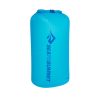 Una bolsa seca Bolsa Seca Sea To Summit Ultra-Sil de color azul vibrante que presenta un cierre enrollable, forma cilíndrica y el logotipo de la marca destacado en letras azules grandes en forma vertical a lo largo del costado.