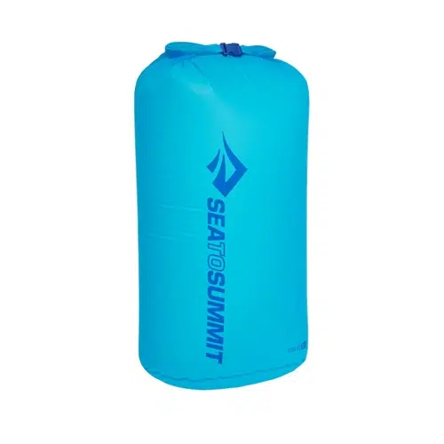 Una bolsa seca Bolsa Seca Sea To Summit Ultra-Sil de color azul vibrante que presenta un cierre enrollable, forma cilíndrica y el logotipo de la marca destacado en letras azules grandes en forma vertical a lo largo del costado.