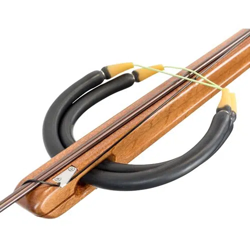 El Arpón Madera Woody Elite Custom 29" JBL es un fusil de pesca submarina elaborado meticulosamente con un acabado de madera pulida, una lanza de metal resistente y dos bandas de goma negras. Este modelo de élite garantiza precisión con su agarre frontal seguro y su mecanismo de gatillo confiable.