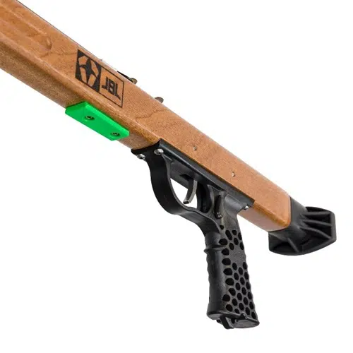 El fusil submarino Arpón Madera Woody Elite Custom 29" de JBL presenta un cuerpo de madera con un diseño elegante, con empuñadura texturizada y mango negro. Su accesorio verde realza la estética general y el icónico logotipo de JBL se muestra de forma destacada en la madera.