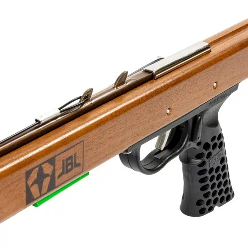 Primer plano del Arpón Madera Woody Elite Custom 29" de JBL, que muestra un elegante diseño de madera con componentes de metal. El mango texturizado negro mejora el agarre, lo que hace que este fusil sea elegante y funcional para actividades submarinas aventureras.