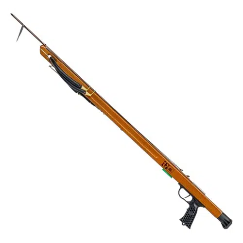 El Arpón Madera Woody Elite Custom 29" JBL es un fusil de pesca submarina largo con empuñadura y gatillo negros, diseñado para la pesca submarina y la caza. Este fusil está equipado con bandas de goma para propulsión y una lanza de metal cargada en el extremo.