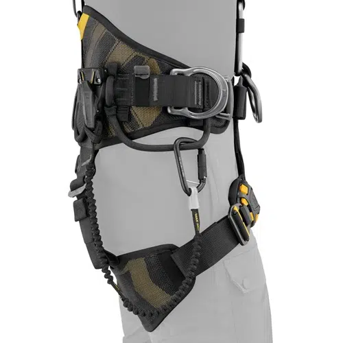 Vista completa de un arnés de seguridad colocado en un maniquí que muestra sus correas ajustables, anillos de metal y clips para una sujeción segura; realzado por el Cabo Porta Herramientas Petzl Tooleash. Los detalles en negro y amarillo del arnés agregan un toque elegante a su diseño práctico.