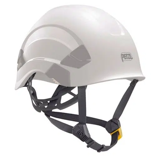Se trata de un casco de seguridad de color blanco diseñado para la protección, con correas negras ajustables y un broche amarillo. Presenta el logotipo "Petzl" en el lateral e incluye la Correa para Barbilla Petzl Dual, diseñada específicamente para su uso con los modelos Casco Vertex y Strato.