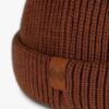 Primer plano del gorro Buff Tricot Ervin, que muestra su ala doblada, que cuenta con una pequeña etiqueta de tela que muestra la marca "Buff". La textura de punto visible le suma un atractivo acogedor.