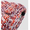 Una vista detallada del Gorro Buff Tricot y Polar Valya muestra una combinación dinámica de hilos naranja, rojo, blanco y rosa. Una pequeña etiqueta negra con el logotipo está adherida a su borde. El material de punto se ve grueso y texturizado, lo que promete calidez y estilo.