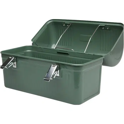 La lonchera clásica Stanley de Lonchera, un recipiente de metal verde con tapa abatible, se abre para revelar su espacioso interior. Incluye dos pestillos de metal para un cierre seguro y cuenta con un asa de transporte resistente en la parte superior. Su diseño simple y funcional es clásico y confiable.