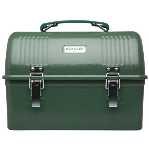 Una lonchera clásica Stanley de Lonchera de color verde que cuenta con un asa superior con acolchado verde para mayor comodidad y dos cierres de metal plateados en el frente. La lonchera tiene una textura acanalada en la tapa y muestra un pequeño logotipo de Stanley en el frente.
