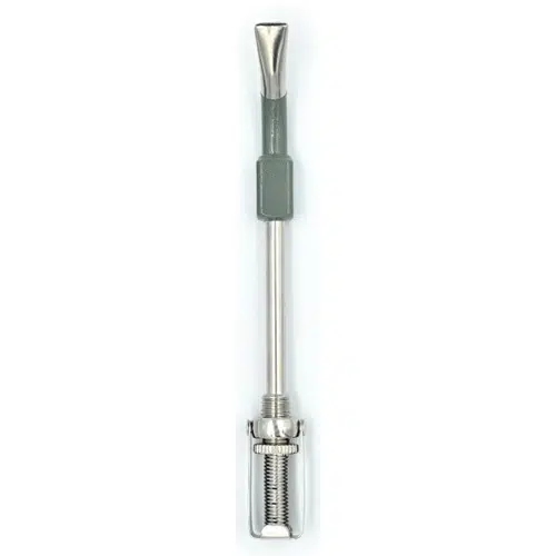 La Bombilla Stanley Mate Spring presenta un diseño cilíndrico de metal con un mecanismo de resorte en la parte inferior, que evoca la simplicidad de una bombilla tradicional. Su mango está parcialmente cubierto de goma gris para un agarre cómodo, lo que refleja la construcción ergonómica y confiable característica de la artesanía de calidad de Stanley.
