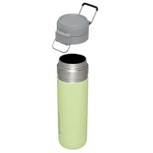 Botella Térmica Stanley Quick Flip de 709 ml en color verde claro, con tapa plateada y tapa gris abierta con asa, elegantemente ubicada sobre el cuerpo del termo para enfatizar su boca abierta.