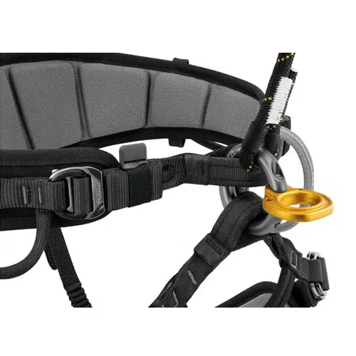 El arnés de escalada Anillo Doble Petzl Ring2Ring, con correas ajustables, una hebilla de cierre seguro y un mosquetón dorado unido a un bucle de cuerda en color negro y gris, está diseñado para la seguridad y la comodidad durante las actividades de escalada.