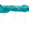 Una toalla Airlite de Sea To Summit en color verde azulado retorcida con agua goteando sobre un fondo blanco.